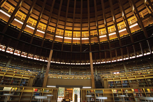 国際教養大学図書館棟 内部